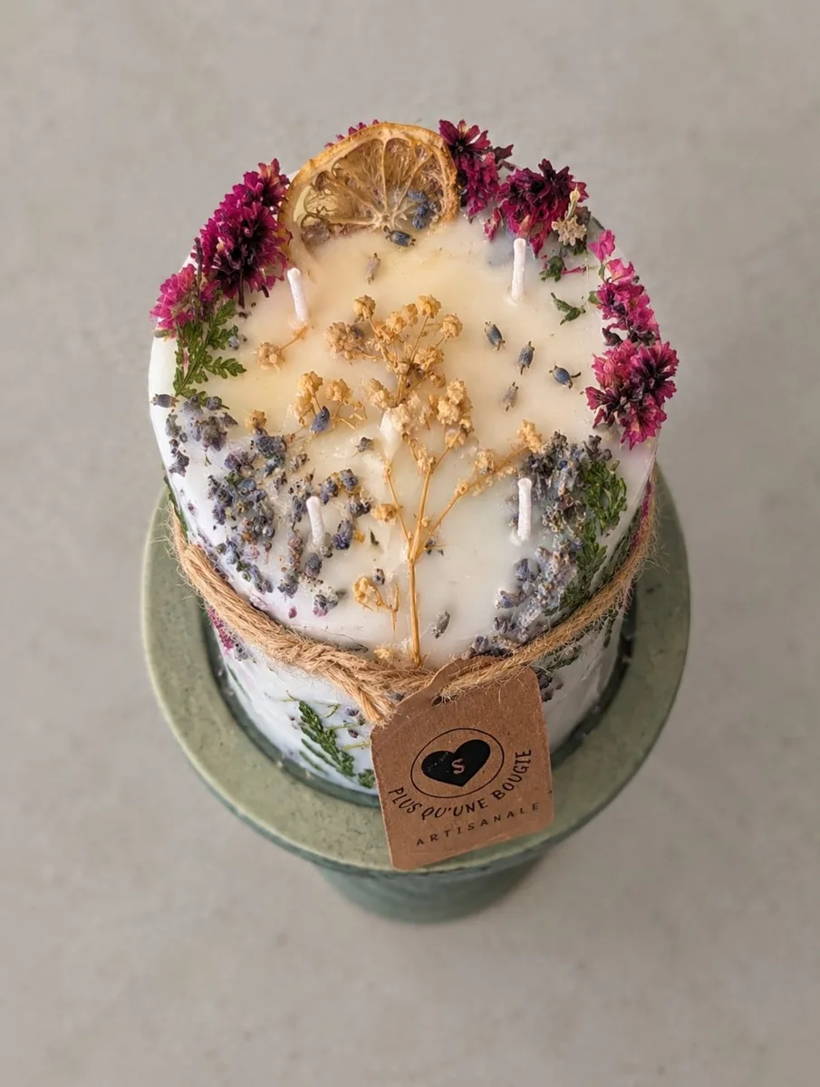 Bougie botanique vue de dessus, décorée de lavande et de fleurs séchées