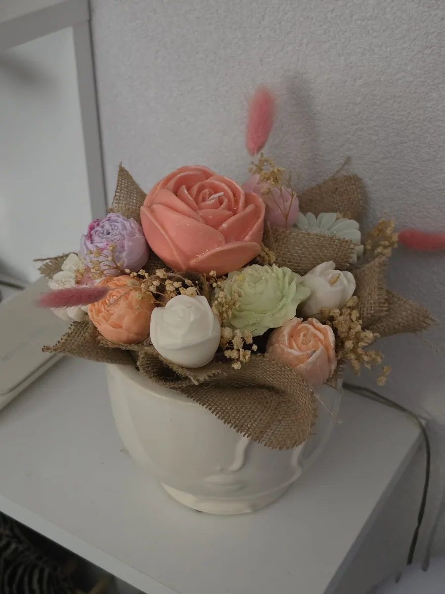Bouquet de roses en cire dans un pot blanc