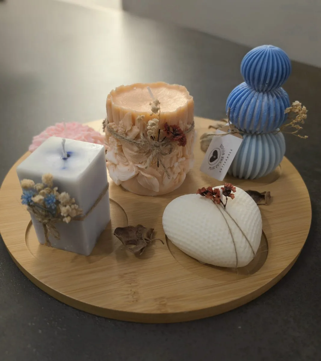 Trio de bougies décoratives sur un plateau en bambou
